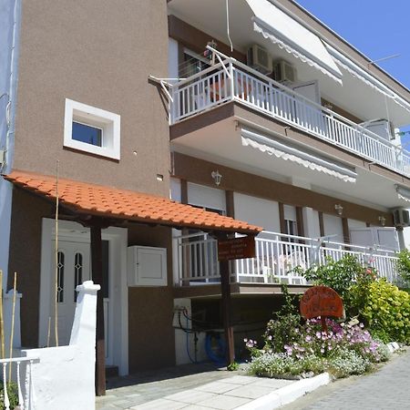 サルティ Giannas Houseアパートホテル エクステリア 写真
